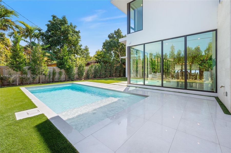 Exterior details and patio area of a home in , Miami (Image 28).