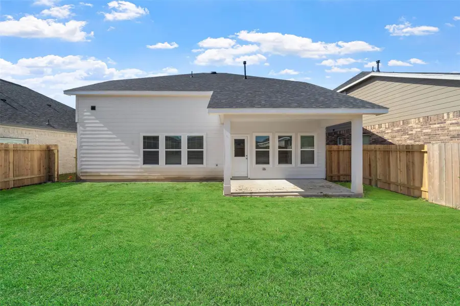 Exterior details and patio area of a home in Rollingbrook Estates, Baytown (Image 3).