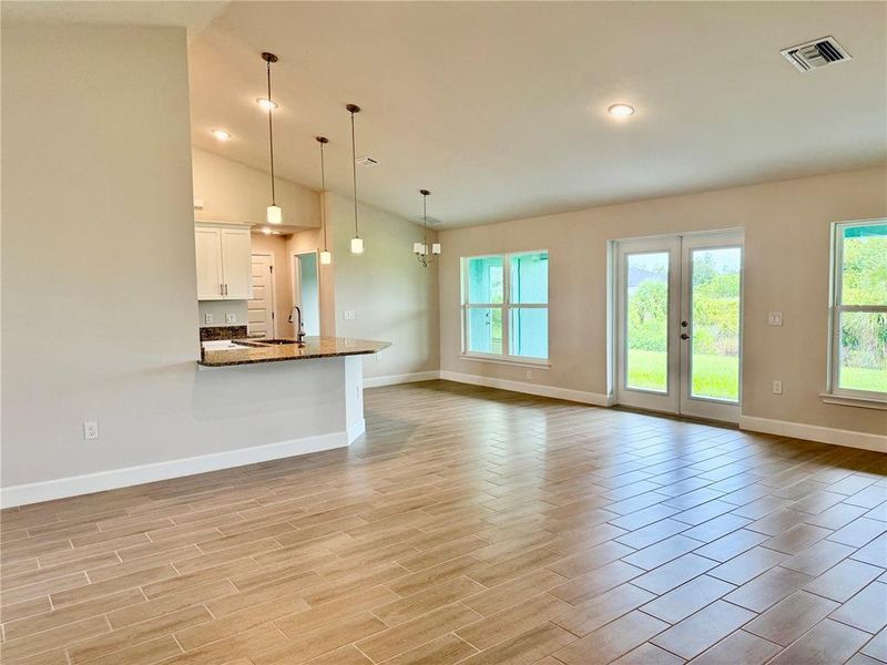 Spacious, unfurnished interior of a new home in South Gulf Cove, Port Charlotte (Image 10).