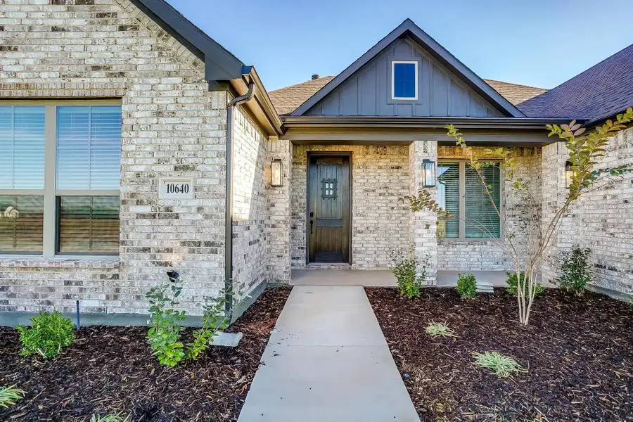 Representative exterior details of a home built from the The Rhett by Elmwood Custom Homes in Byrum Ranch, Maypearl (Image 8).