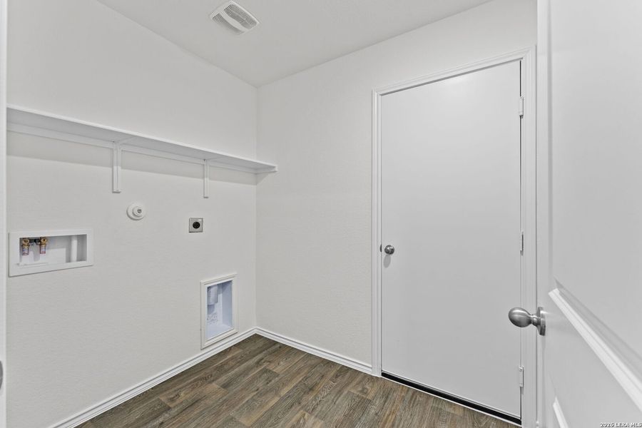 Spacious, unfurnished interior of a new home in Avenida, Converse (Image 20).