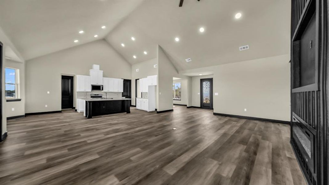 Spacious, unfurnished interior of a new home in Saddle Crest Estates, Weatherford (Image 18).