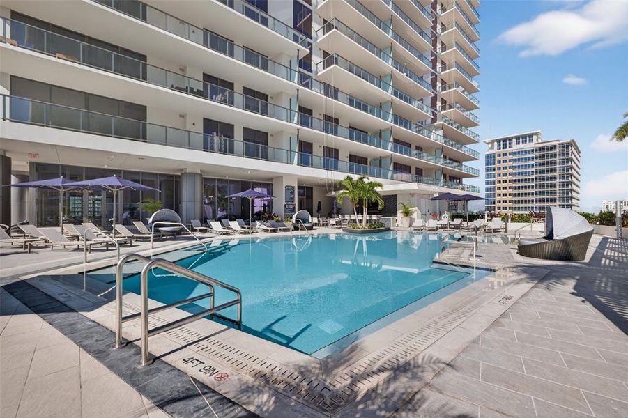 Condo located in St. Petersburg, FL showcasing its design and architecture (Image 30).