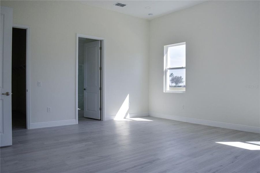 Spacious, unfurnished interior of a new home in , Lake Alfred (Image 42).