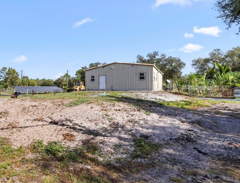 Exterior details and patio area of a home in , Clewiston (Image 1).