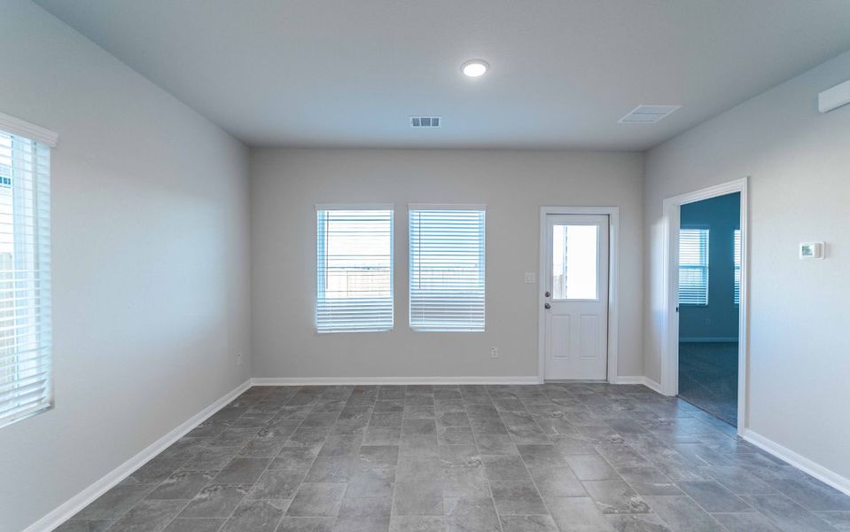 Spacious, unfurnished interior of a new home in Sunset Oaks, Maxwell (Image 9).
