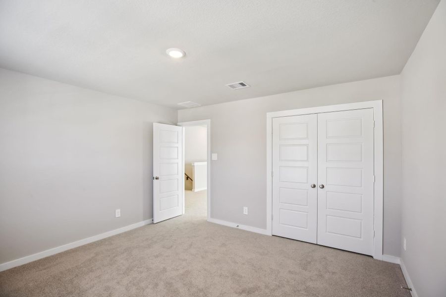 Spacious, unfurnished interior of a new home in Stewart's Ranch, Conroe (Image 37).