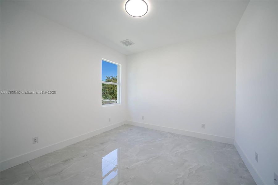 Spacious, unfurnished interior of a new home in , Lehigh Acres (Image 18).
