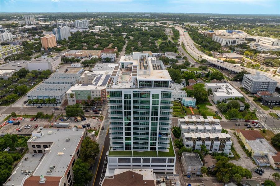 Condo located in St. Petersburg, FL showcasing its design and architecture (Image 29).