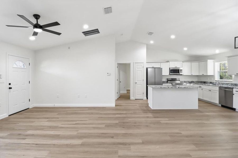 Spacious, unfurnished interior of a new home in , Citrus Springs (Image 33).