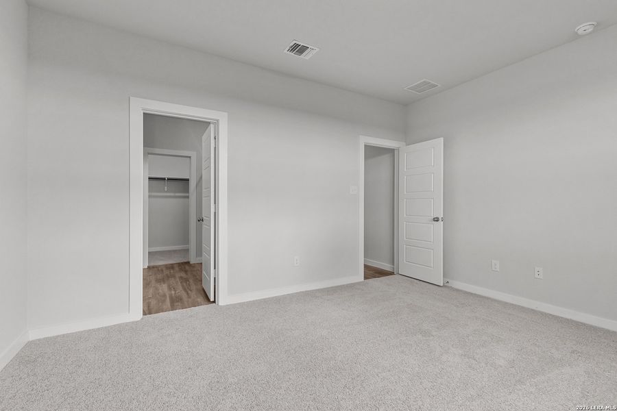 Spacious, unfurnished interior of a new home in Hacienda, San Antonio (Image 18).