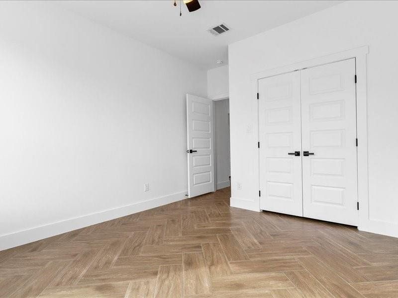 Spacious, unfurnished interior of a new home in , Granbury (Image 19).