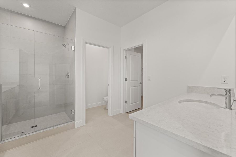 Spacious, unfurnished interior of a new home in Avila, Jensen Beach (Image 10).