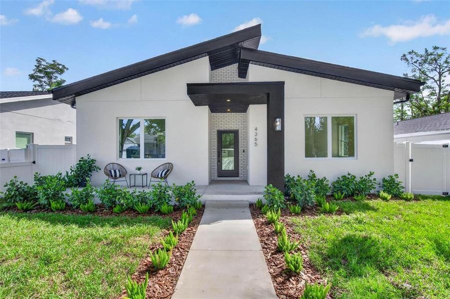 Exterior details and patio area of a home in , St. Petersburg (Image 25).