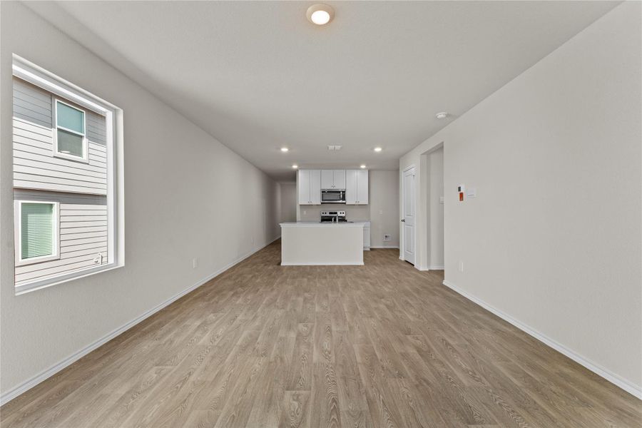 Spacious, unfurnished interior of a new home in Ladera, Luling (Image 11).