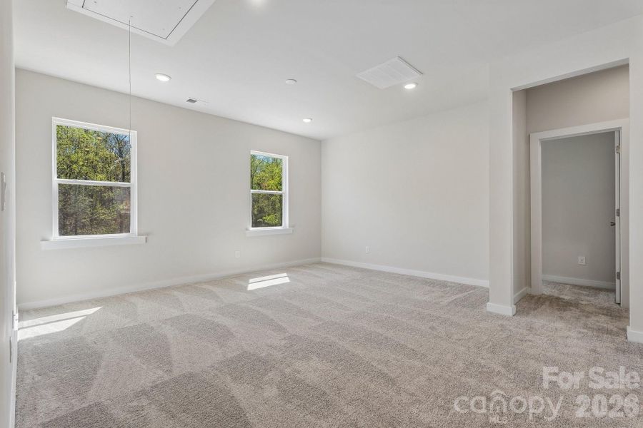 Spacious, unfurnished interior of a new home in Oakridge Farms, Mooresville (Image 8).