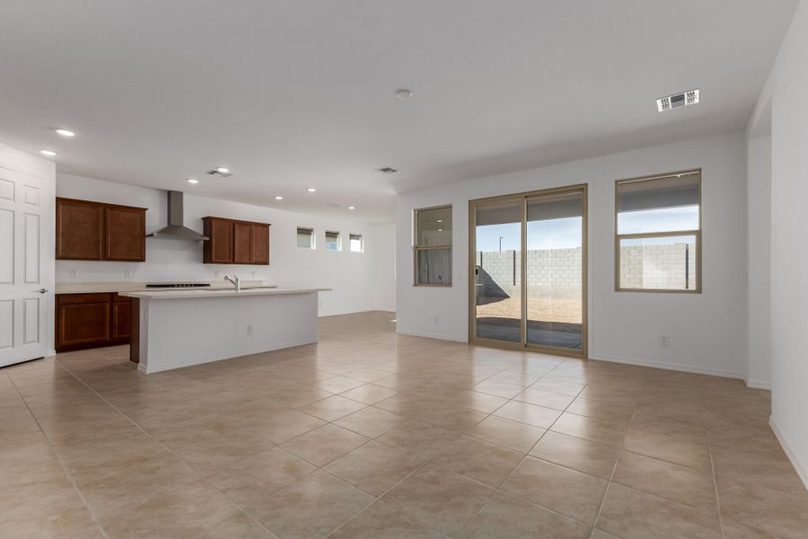 Spacious, unfurnished interior of a new home in Bella Vista Farms, San Tan Valley (Image 8).