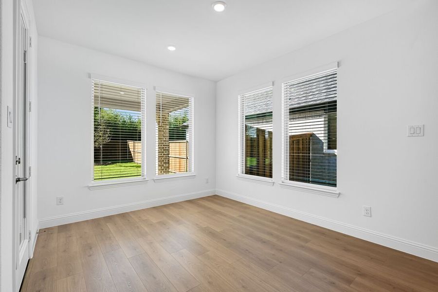 Spacious, unfurnished interior of a new home in South Oak 50s, Oak Point (Image 23).
