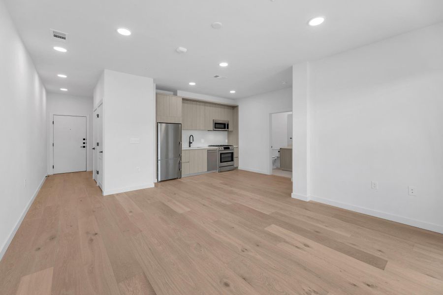 Spacious, unfurnished interior of a new home in , Austin (Image 10).
