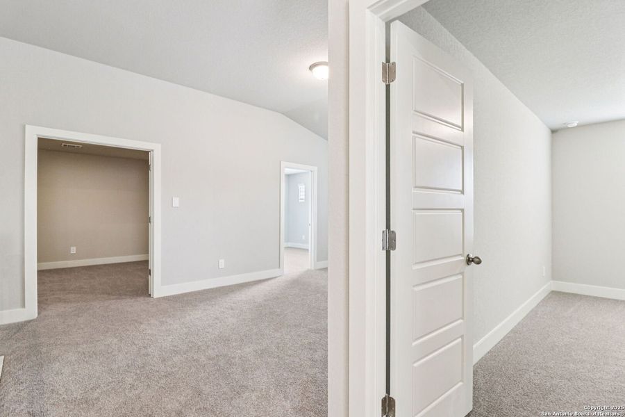 Spacious, unfurnished interior of a new home in Thomas Pond, San Antonio (Image 19). Spacious, unfurnished interior of a new home in Thomas Pond, San Antonio (Image 19).