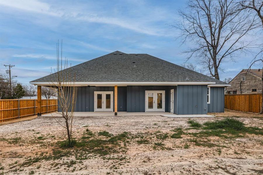 Exterior details and patio area of a home in , River Oaks (Image 4).