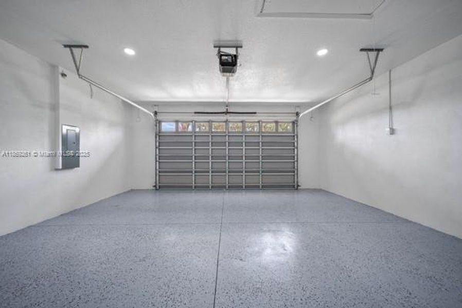 Spacious, unfurnished interior of a new home in , Sebring (Image 14).