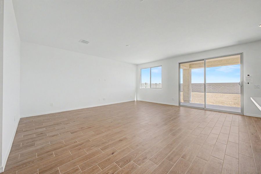 Spacious, unfurnished interior of a new home in White Tank Vistas, Waddell (Image 12).
