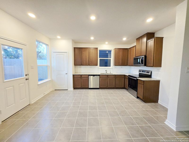 Spacious, unfurnished interior of a new home in Cove at Westover Hills, San Antonio (Image 11).