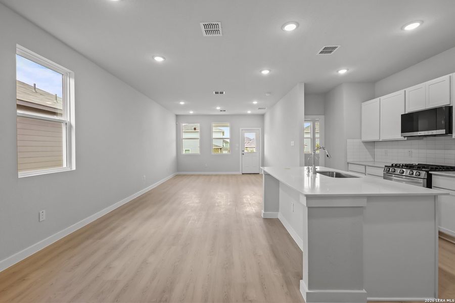 Spacious, unfurnished interior of a new home in Hacienda, San Antonio (Image 17). Spacious, unfurnished interior of a new home in Hacienda, San Antonio (Image 17).