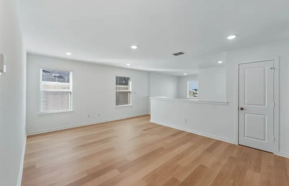Spacious, unfurnished interior of a new home in Sunfield, Buda (Image 30).