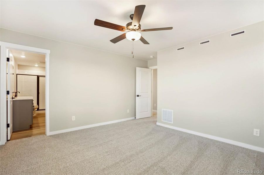 Spacious, unfurnished interior of a new home in Second Creek Farm, Commerce City (Image 11).