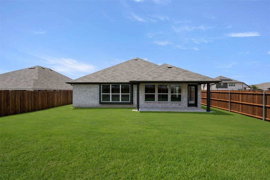 Exterior details and patio area of a home in Summer Crest, Fort Worth (Image 3).