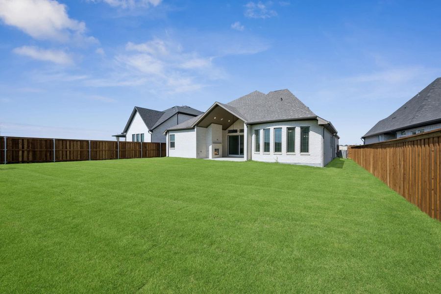 Exterior details and patio area of a home in Lakeview Heights, Azle (Image 4).