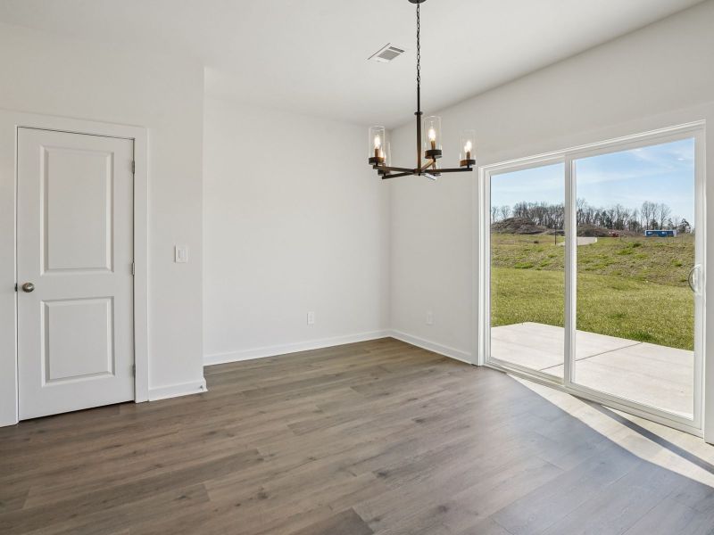 Spacious, unfurnished interior of a new home in Bear Springs, Columbia (Image 8).