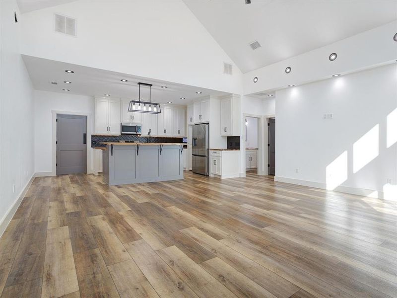 Spacious, unfurnished interior of a new home in , Bells (Image 19).