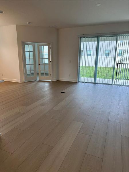 Spacious, unfurnished interior of a new home in Ridgeview, Clermont (Image 4).