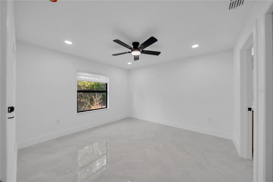 Spacious, unfurnished interior of a new home in , Lehigh Acres (Image 13).