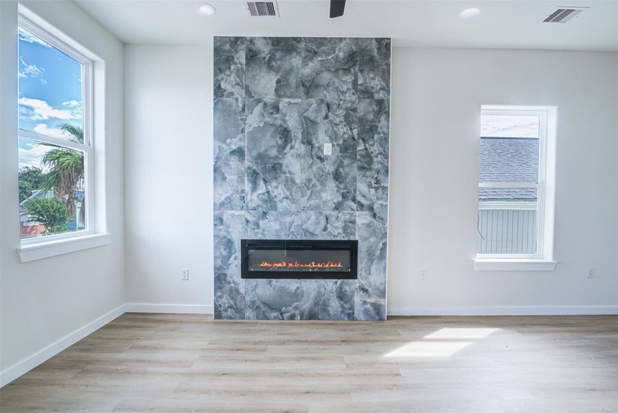 Spacious, unfurnished interior of a new home in , Galveston (Image 19).