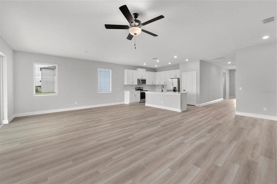 Spacious, unfurnished interior of a new home in Gum Lake Preserve, Lake Alfred (Image 20).