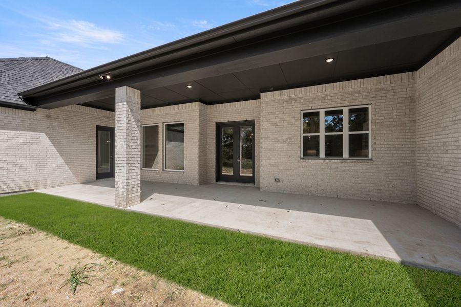 Exterior details and patio area of a home in Waterfall Ranch, Waxahachie (Image 3).