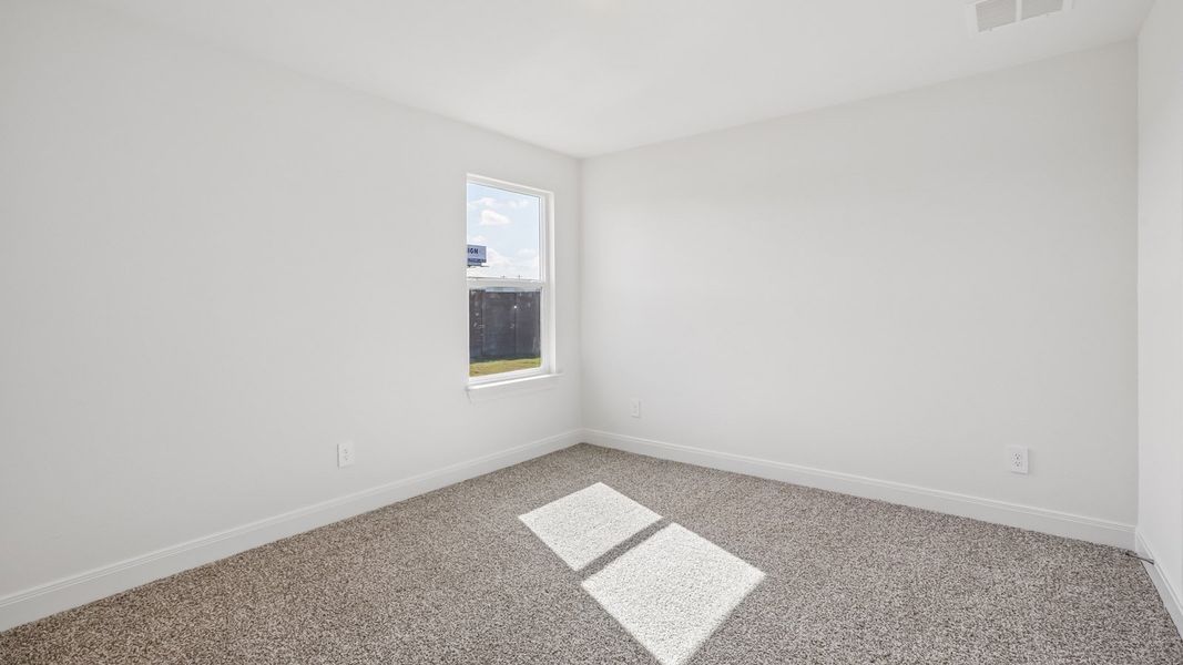 Spacious, unfurnished interior of a new home in Railhead, Cedar Creek (Image 24).