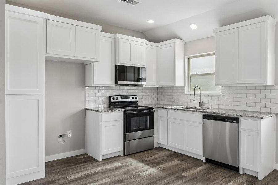 Furnished interior view inside a new home in , Itasca (Image 9).