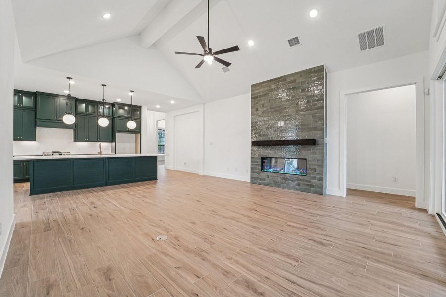 Spacious, unfurnished interior of a new home in Evergreen, Conroe (Image 21).