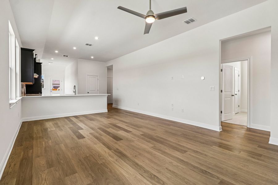 Spacious, unfurnished interior of a new home in Porter Country, Buda (Image 9). Spacious, unfurnished interior of a new home in Porter Country, Buda (Image 9).