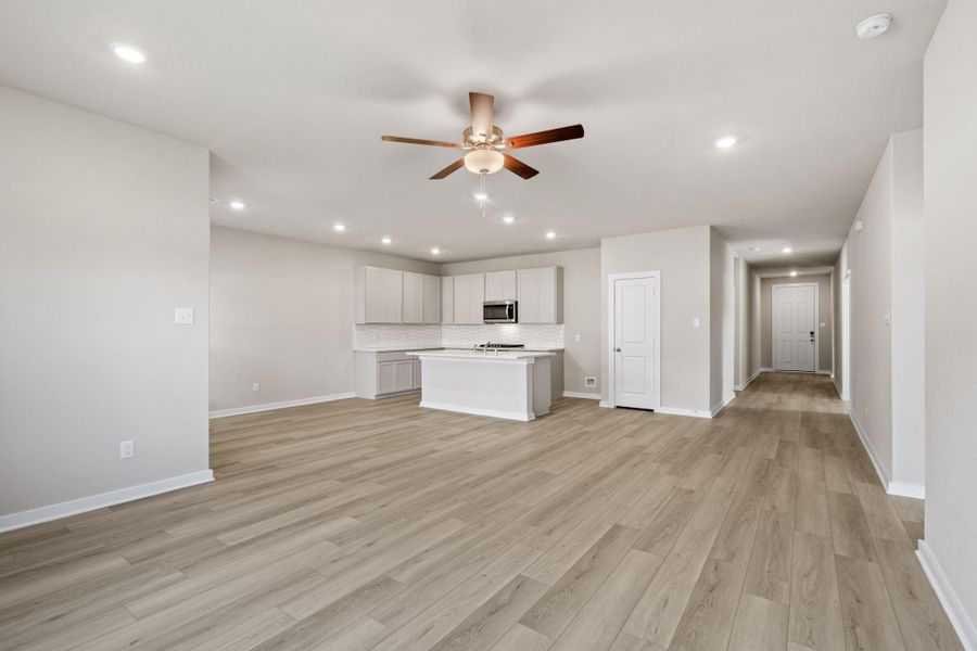 Spacious, unfurnished interior of a new home in Westridge Cove, Conroe (Image 19).