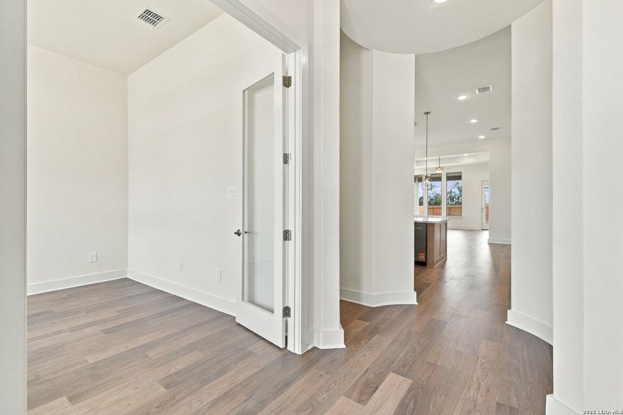 Spacious, unfurnished interior of a new home in Haby Hill 50s, San Antonio (Image 25).
