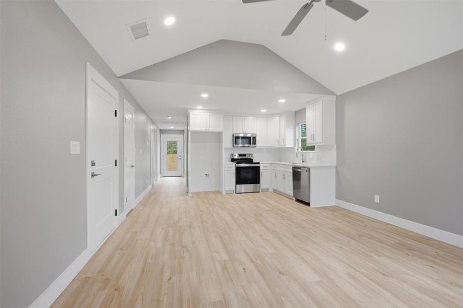 Spacious, unfurnished interior of a new home in , Sherman (Image 11).