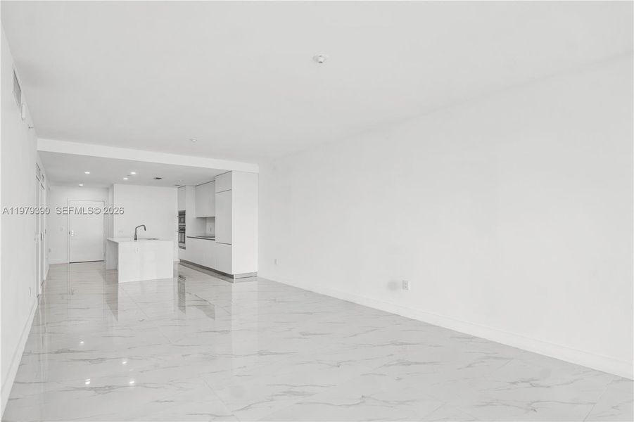 Spacious, unfurnished interior of a new home in Aria Reserve, Miami (Image 27).