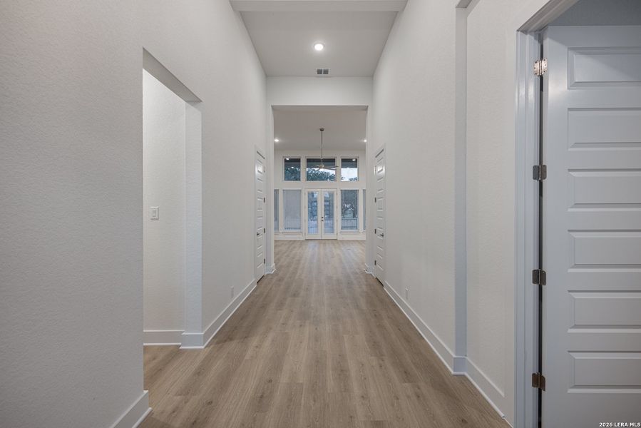 Spacious, unfurnished interior of a new home in Mesa Western, Cibolo (Image 9).
