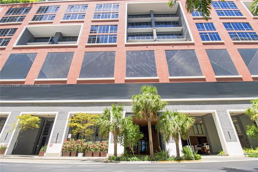 Condo located in Miami, FL showcasing its design and architecture (Image 3).